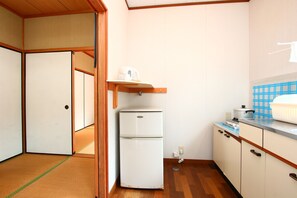 基础客房 (Family Japanese Style) | 私人简易厨房 | 冰箱、微波炉、厨具/餐具