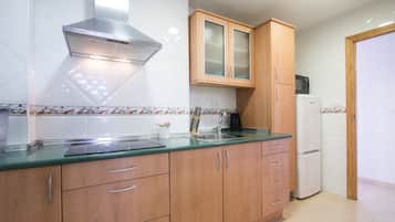 Kühlschrank, Mikrowelle, Ofen, Geschirrspüler
