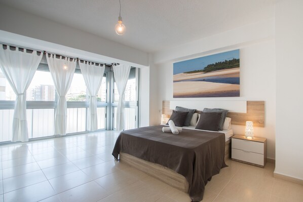 2 chambres, fer et planche à repasser, lit de bébé portatif