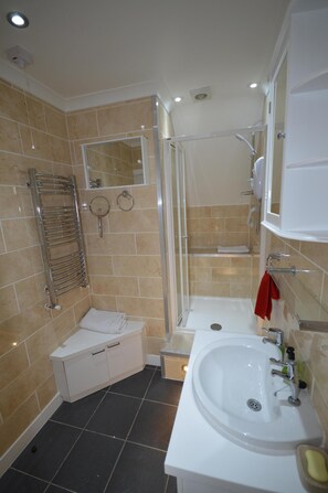 Douche, serviettes fournies