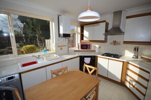 Fridge, microwave, oven, stovetop - ★★ Whole House ★★near town centre ★★ off road parking ★★  (Hinckley)