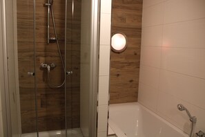 Badkar, hårtork, handdukar och tvål