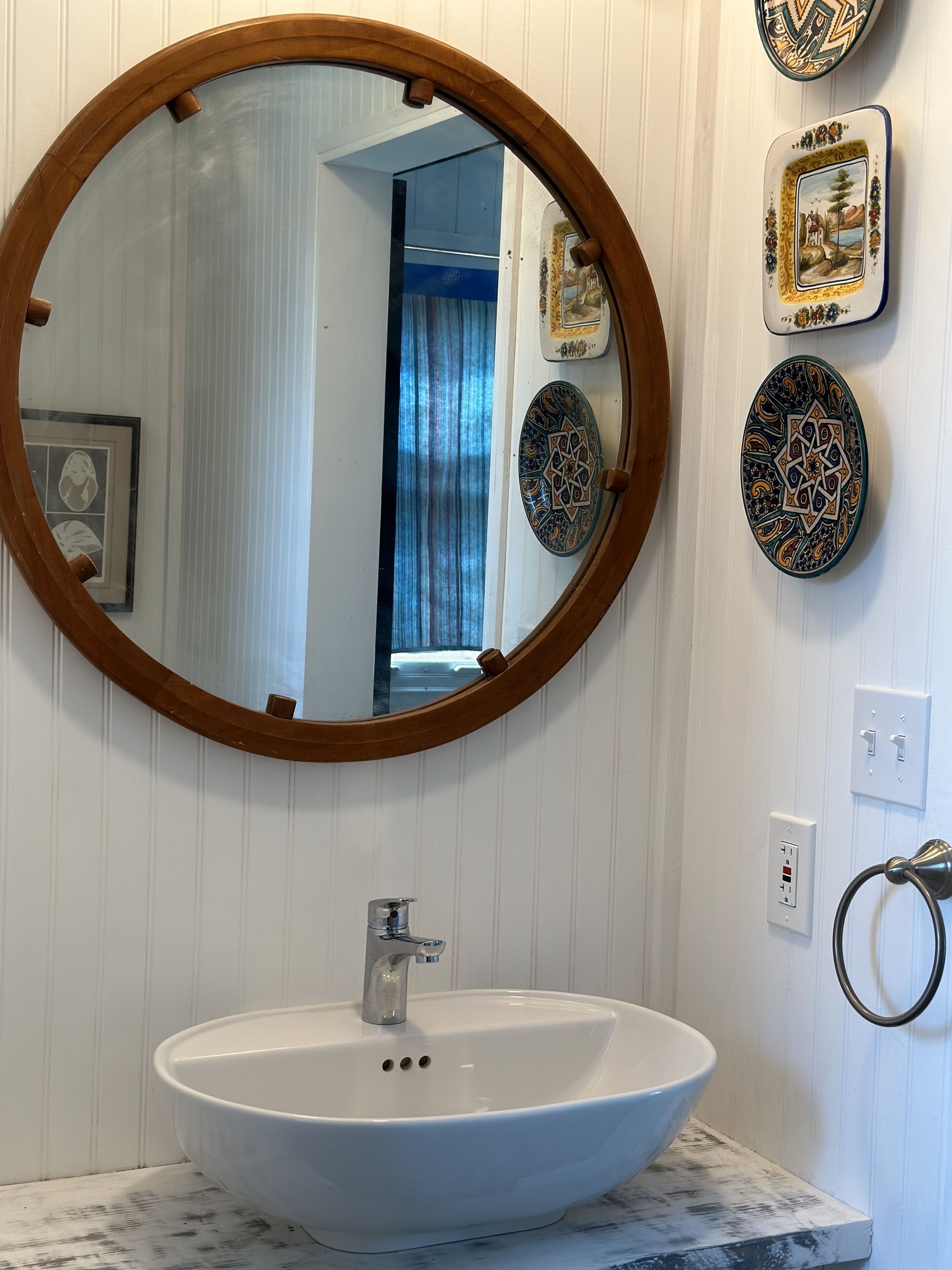 Regadera, secadora de cabello, toallas, jabón 