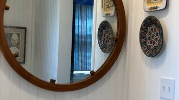 Regadera, secadora de cabello, toallas, jabón