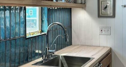 Une vue fantastique sur la plage et la baie. Marches menant Ă la plage