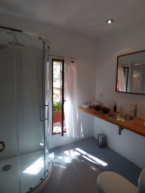 Shower, towels, soap, toilet paper - Charming spacious barn in beautiful tranquil scenery, pool on property (Albalá del Caudillo)