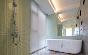 Quarto casal conforto, 1 cama Queen, para não fumantes | Banheiro | Banheira e chuveiro separados, banheira de imersão