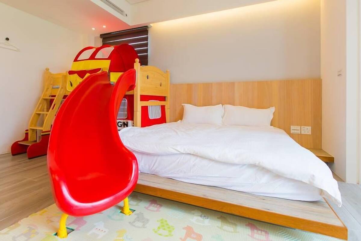 Quarto quádruplo luxo, várias camas, para não fumantes | Cortinas blackout, quartos à prova de som
