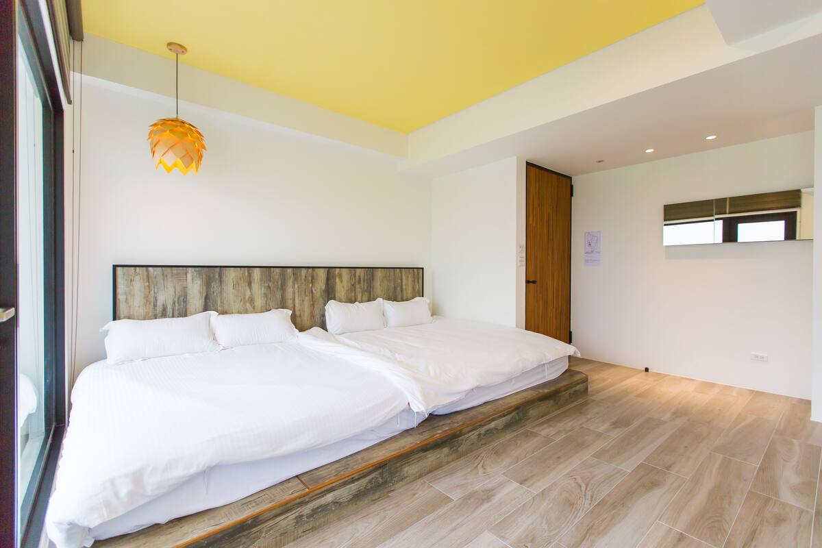 Quarto quádruplo standard, 2 camas Queen, para não fumantes | Cortinas blackout, quartos à prova de som