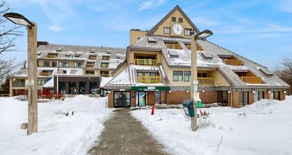 Top-Floor Condo w/ view of Killington ski slopes, shared pool, hot tub, sauna