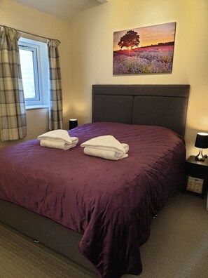 2 bedrooms, iron/ironing board, travel cot, free WiFi - Plover Cottage Lindley. Little Gems to accommodate you (Huddersfield)