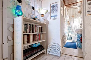 Interior - FASCINATING VACATIONS IN 'ART - (Vada)