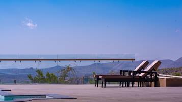 2 outdoor pools