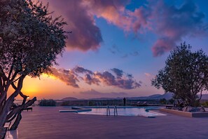 2 outdoor pools