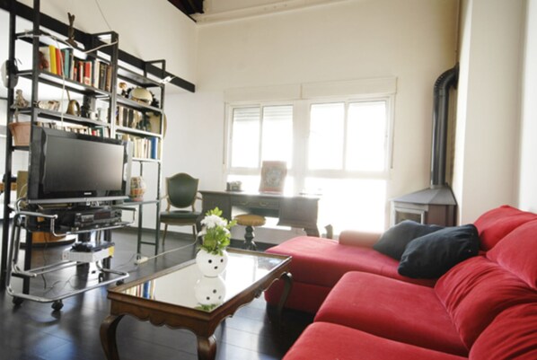 Televisie, een open haard en een stereo