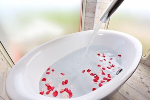 Deluxe Double Room, Non Smoking (101) | Bathroom | Free toiletries, hair dryer, slippers, bidet
