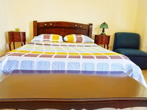 Double Room, 1 Double Bed, Private Bathroom | Individually decorated, desk, iron/ironing board, bed sheets - Roof Hostel (Cali)