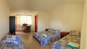 Felles sovesal, for menn og kvinner, delt bad (3 single beds,1 double,5 people total)