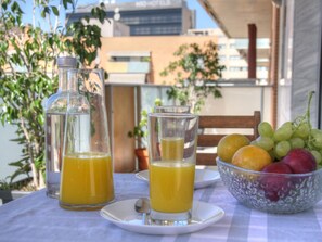 Outdoor dining - SUITUR OLYMPIC APARTMENT (Barcelona)