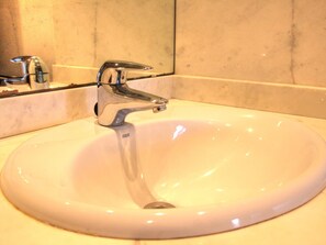 Bathtub, hair dryer, towels - SUITUR OLYMPIC APARTMENT (Barcelona)