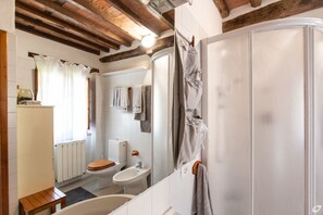 Dusj, hårføner, bidé og håndklær