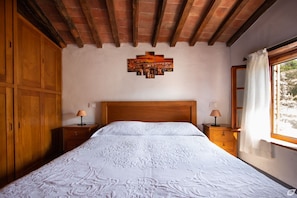 3 habitaciones, tabla de planchar con plancha, internet y ropa de cama 