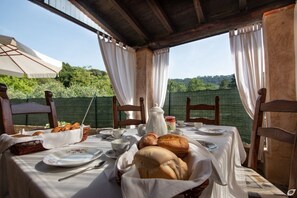 Outdoor dining - Casa Paola, a few kilometers far from Versilia's sea.. (Camaiore)