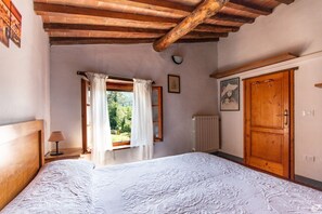 3 soverom, strykejern/-brett, internettilgang og sengetøy