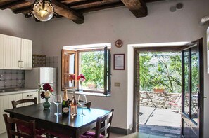 Traditional House, 2 Bedrooms, Vineyard View (CEDRO) | Living area