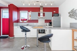 Refrigerador, microondas, lavavajillas y cafetera y tetera 