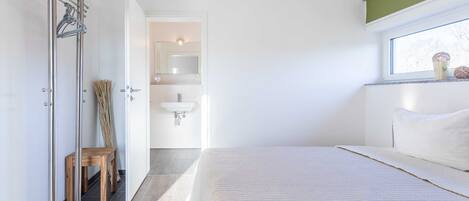 3 عدّة غرف نوم وسرير سفر وواي فاي وملاءات أسرّة