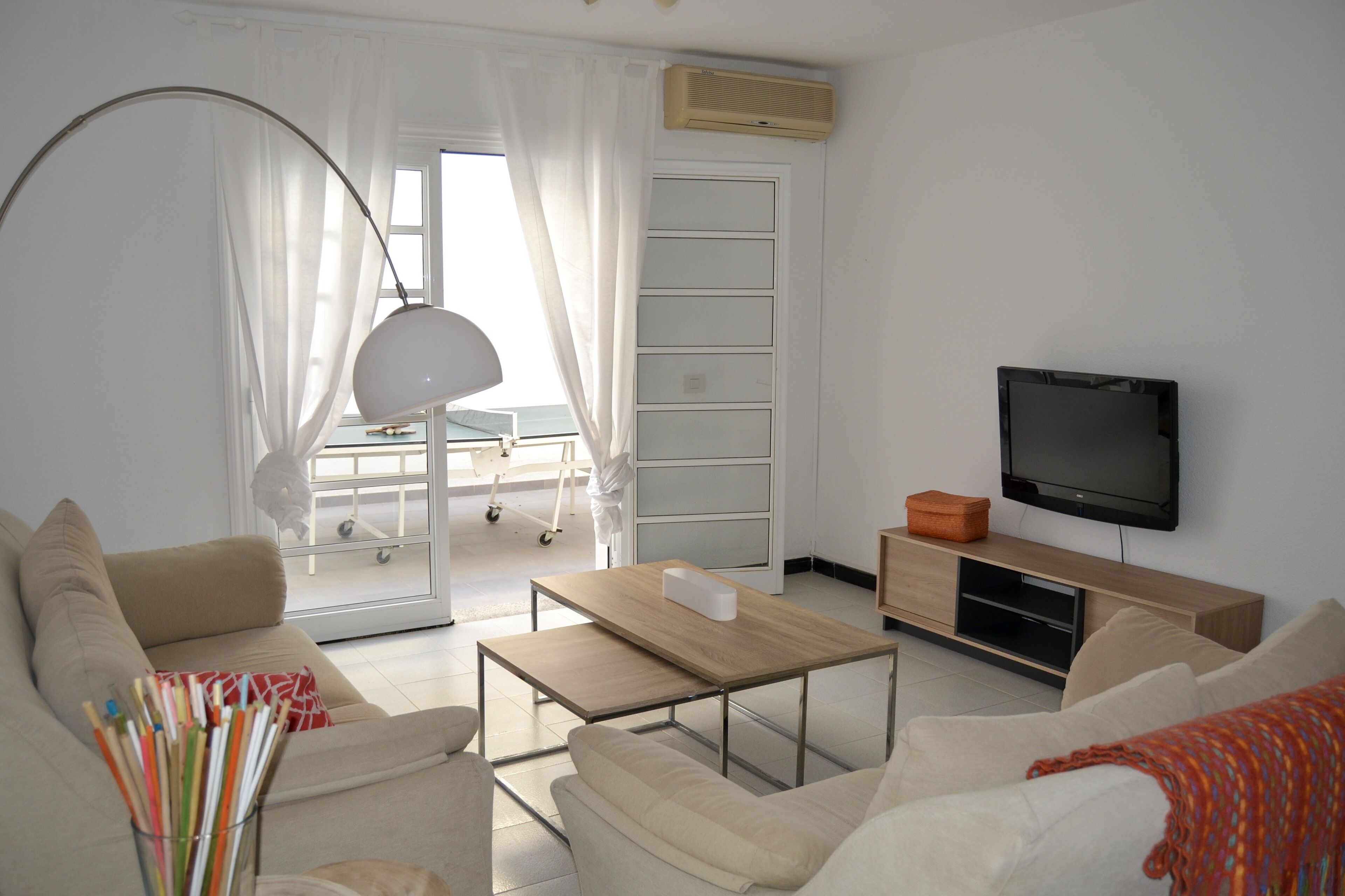 Televisie, een dvd-speler, een tafeltennistafel en een filmbibliotheek