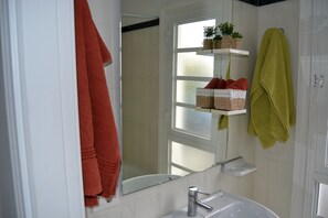 Secador de cabelo, toalhas de banho, sabonete, shampoo