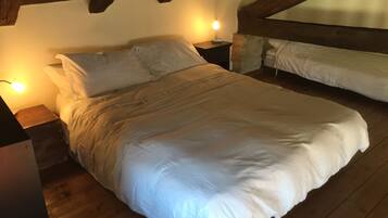 1 quarto, escrivaninha, ferros/tábuas de passar roupa, berço de viagem
