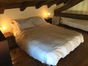 1 chambre, bureau, fer et planche Ă repasser, lit parapluie