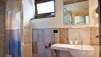 Dusche, Haartrockner, Bidet, Handtücher