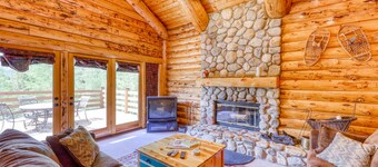 Mountain view cabin with hot tub, pool table, gas fireplace - near town