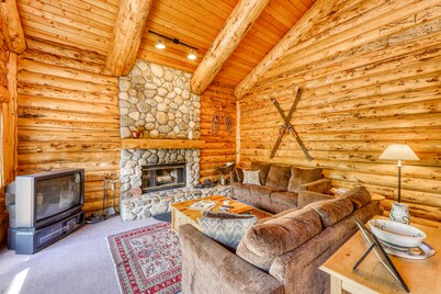 Mountain view cabin with hot tub, pool table, gas fireplace - near town