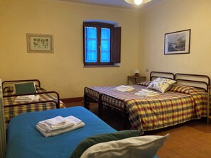 1 bedroom, bed sheets - Fattoria di Petrognano, your B&B quadruple room (Petrognano)