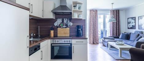 Køleskab, opvaskemaskine, kaffe-/temaskine, elkedel