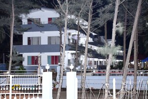 住宿正面 (夜晚)