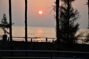 Fachada da propriedade à noite