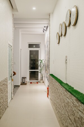 Phòng 4, phòng tắm riêng | Minibar, màn/rèm cản sáng, bàn ủi/dụng cụ ủi quần áo 