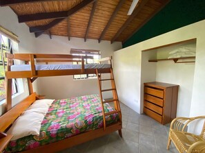 2 quartos, cofres nos quartos, ferros/tábuas de passar roupa, Wi-Fi