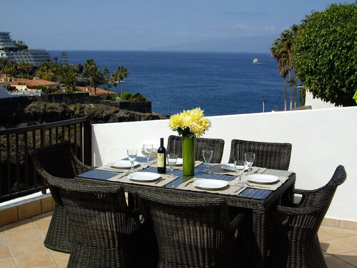 Prime Sea Front Villa, 1 minuutin kävelymatka kylään / rantaan / venesatamaan, uima-allas, AC, UKTV, WiFi