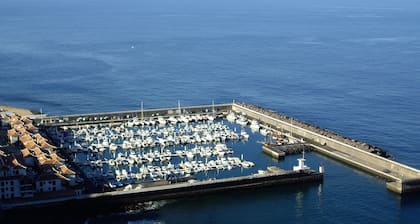 Prime Sea Front Villa, 1 min Ă pied du village / plage / marina, piscine, climatisation, UKTV, WiFi