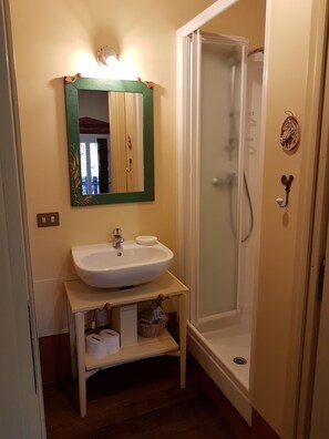 Zimmer, Mehrere Betten, Nichtraucher, Poolblick | Badezimmer | Dusche, kostenlose Toilettenartikel, Haartrockner, Bidet