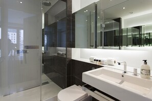 Duschwanne, Haartrockner, Bidet, Handtücher