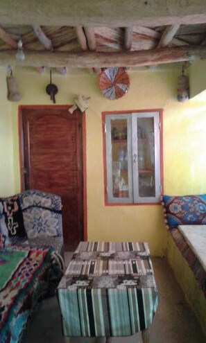 Serveert ontbijt, lunch, diner, lokale gerechten 