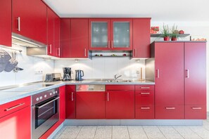 Køleskab, mikrobølgeovn, opvaskemaskine, kaffe-/temaskine